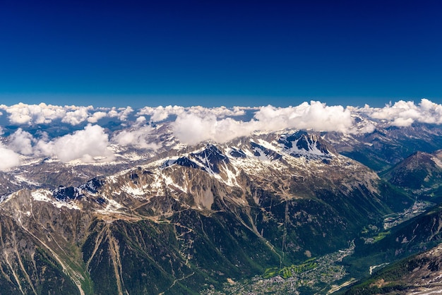 Valle con villaggi tra montagne innevate Chamonix Mont Blan