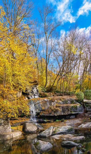 Valle dei Giganti e cascata nell'arboreto Sofievsky o Parco Sofiyivsky a Uman, Ucraina, in una soleggiata giornata autunnale