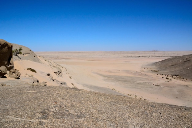 Valle del deserto senz'acqua all'orizzonte sullo sfondo del cielo blu Cambiamento climatico mondiale