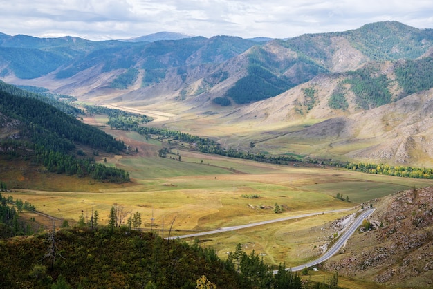 Valle del fiume Maly Ilgumen vecchia rotta del tratto chuysky chiketaman pass mountain altai russia