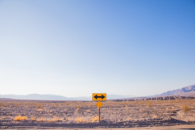 Valle della Morte, California. Segnale di direzione nel mezzo del deserto.