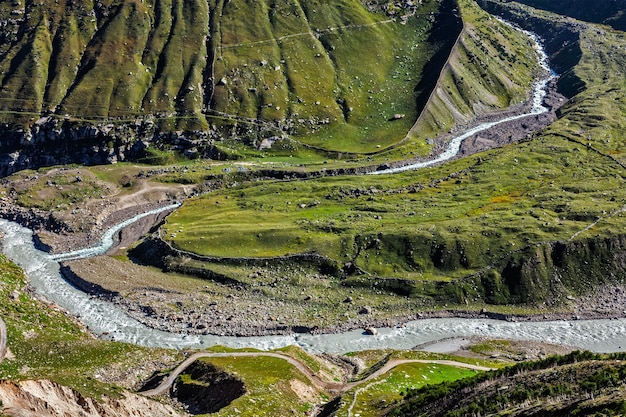 Valle di Lahaul con il fiume chandra in himalaya himachal pradesh india