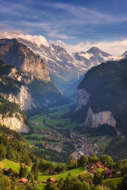 Valle di Lauterbrunnen nelle Alpi svizzere vista dal villaggio alpino di Wengen