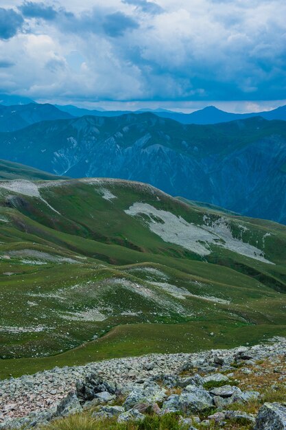 Valle di montagna con cime innevate e nuvole a Tetnuldi, Mestia, Georgia