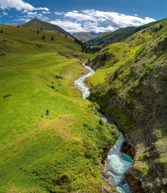 Valle di montagna con fiume e cascata, vista a volo d'uccello