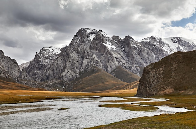 Valle di montagna in Kirghizistan