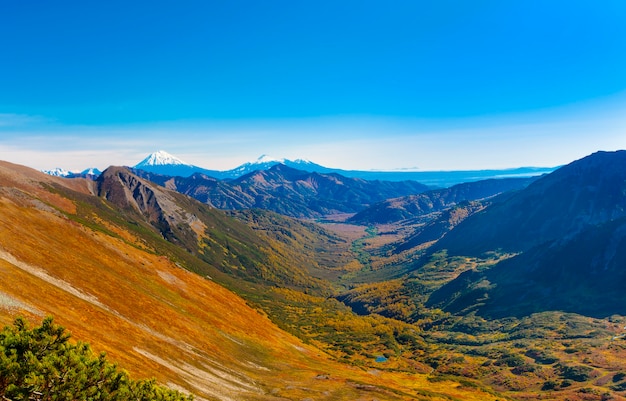 Valle di montagna nel cratere di un vulcano spento in Kamchatka.