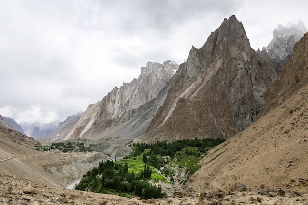 Valle di montagna nel nord del Pakistan karakorum