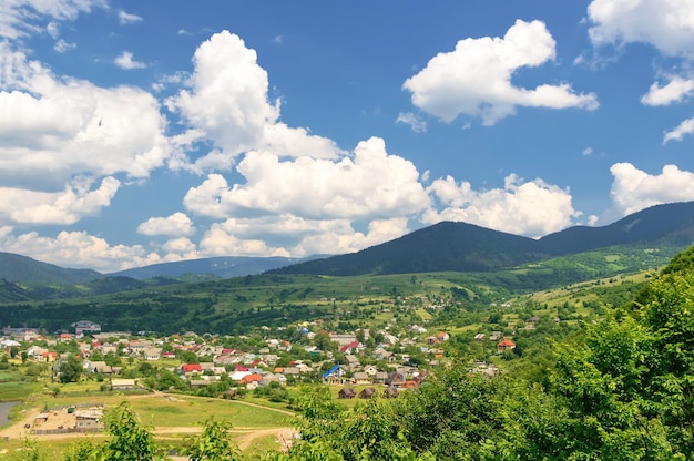 Valle di montagna su uno sfondo del paesaggio rurale. Stagione estiva