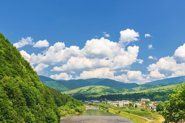 Valle di montagna sullo sfondo del fiume e del paesaggio rurale