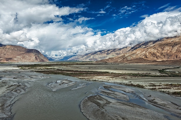 Valle e fiume di Nubra in Himalaya, Ladakh