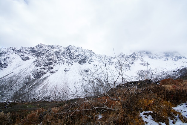 Valle e montagne all'inizio dell'inverno in India