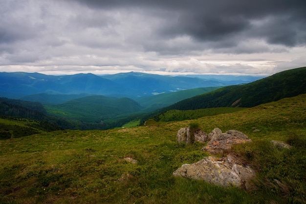 Valle in montagna con tempo nuvoloso pietre