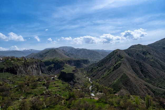 Valle pittoresca della sorgente verde della montagna in Armenia