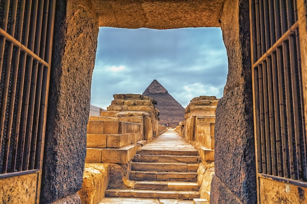 Valle Tempio di Khafre e la piramide di Khafre a Giza, Egitto.