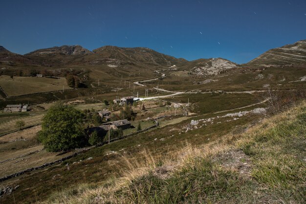 Valle verde con montagne nel mezzo della notte