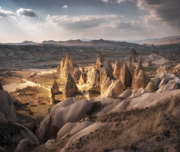 Valli della Cappadocia con pittoresche scogliere e montagne in Turchia