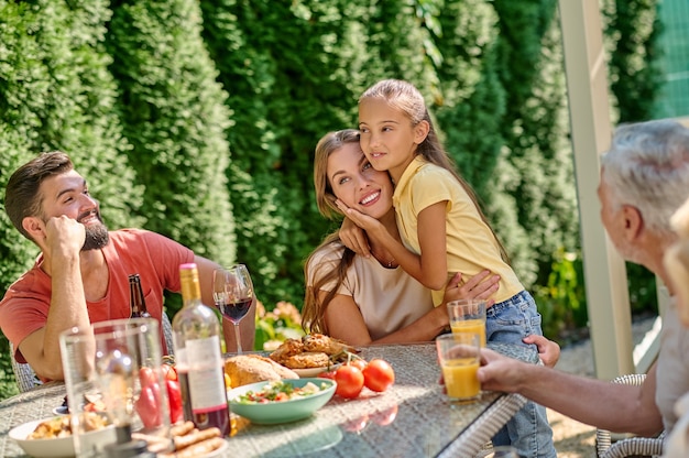 Valori famigliari. Famiglia carina che trascorre del tempo nel cortile sul retro e sembra felice