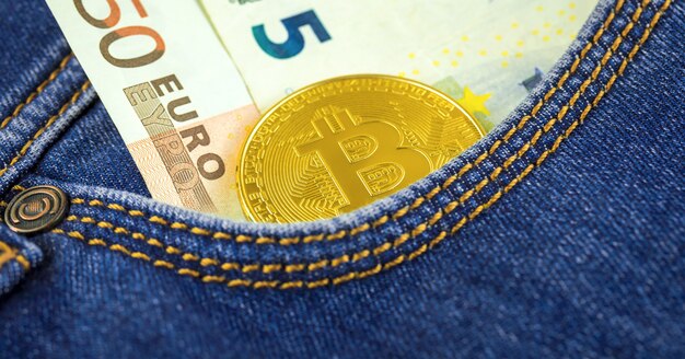 Valuta cripto in una tasca contro denaro in euro, attività di scambio di criptovalute bitcoin e concetto finanziario foto di sfondo