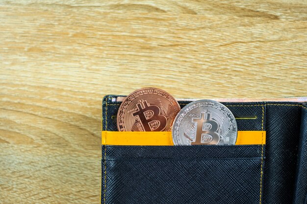 Valuta digitale Bitcoin con portafoglio in pelle o borsa