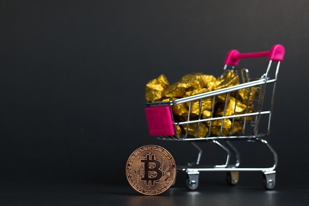 valuta digitale bitcoin e pepita d&#39;oro nel carrello