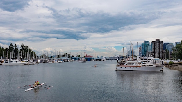 Vancouver Canada 29 giugno 2019 rematori sculling in barca a remi in banchina con yacht