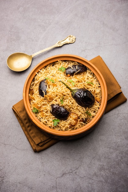 Vangibhath o riso brinjal o melanzane biryani serviti in una ciotola o karahi