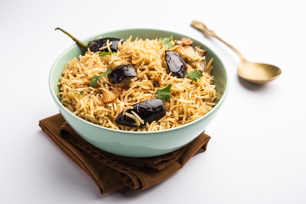 Vangibhath o riso brinjal o melanzane biryani serviti in una ciotola o karahi