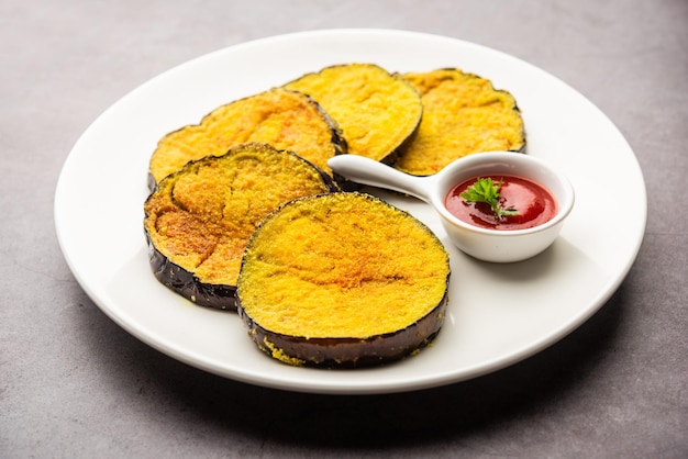 Vangyache Kaap o Melanzane croccanti fritte in padella, ricetta indiana per contorno