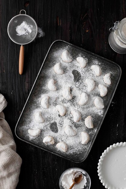 Vanillekipferl, pasticceria austriaca fatta per Natale, con baccelli di vaniglia e zucchero a velo