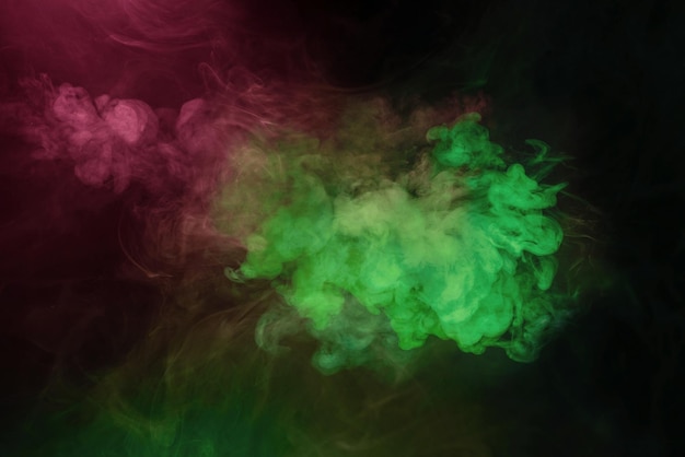 Vapore verde e rosa su sfondo nero Copia spazio