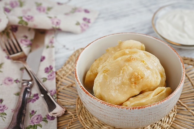 Vareniki con cipolla e panna acida