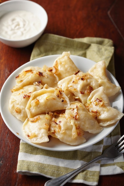 Vareniki fatti in casa (gnocchi) con patate e cipolla su un piatto.