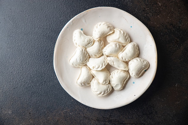 vareniki gnocchi crudi fatti in casa ripieni pronti da mangiare snack sul tavolo spazio copia