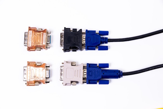 Vari adattatori per cavi convertitore per computer e smartphone HDMI VGA USB DVI DP isolati su bianco