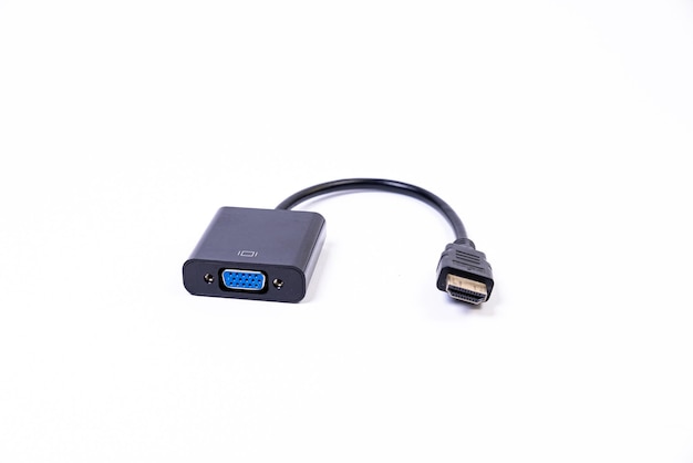 Vari adattatori per cavi convertitore per computer e smartphone HDMI VGA USB DVI DP isolati su bianco