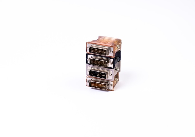 Vari adattatori per cavi convertitore per computer e smartphone HDMI VGA USB DVI DP isolati su bianco