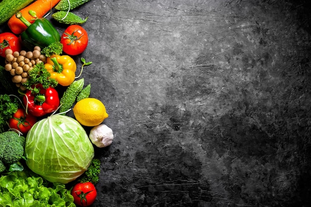 Vari alimenti biologici di verdure fresche per sano su fondo rustico