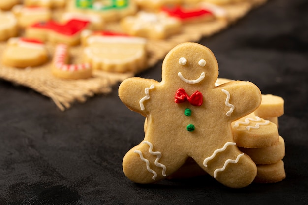 Vari biscotti casalinghi del pan di zenzero di Natale.