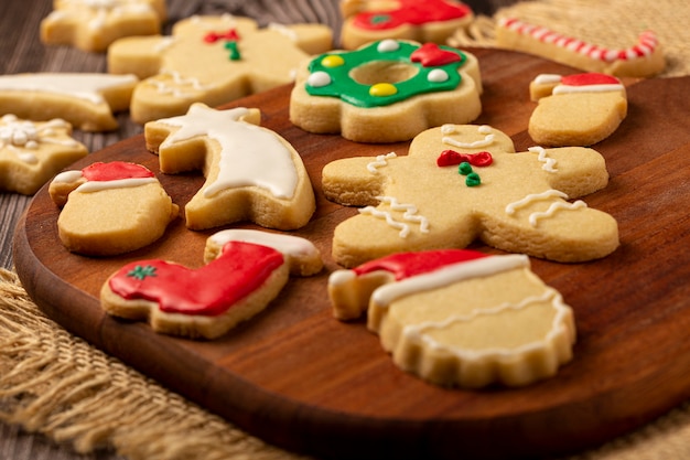 Vari biscotti casalinghi del pan di zenzero di Natale.