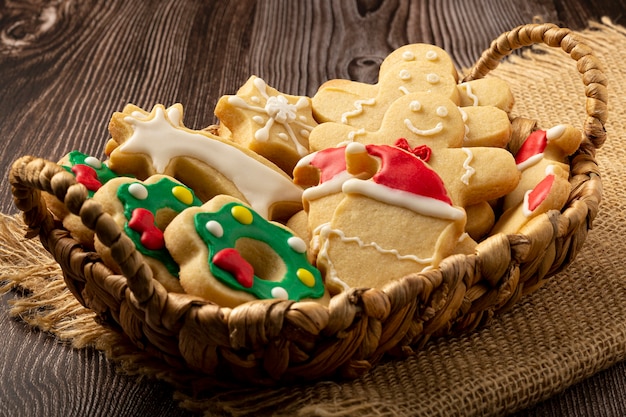 Vari biscotti casalinghi del pan di zenzero di Natale.