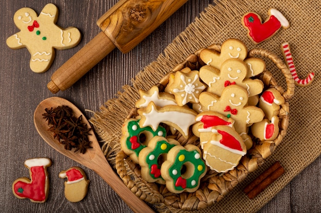 Vari biscotti casalinghi del pan di zenzero di Natale.