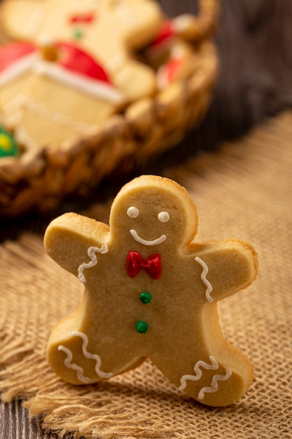 Vari biscotti casalinghi del pan di zenzero di Natale.