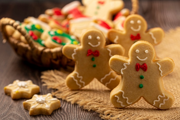 Vari biscotti casalinghi del pan di zenzero di Natale.