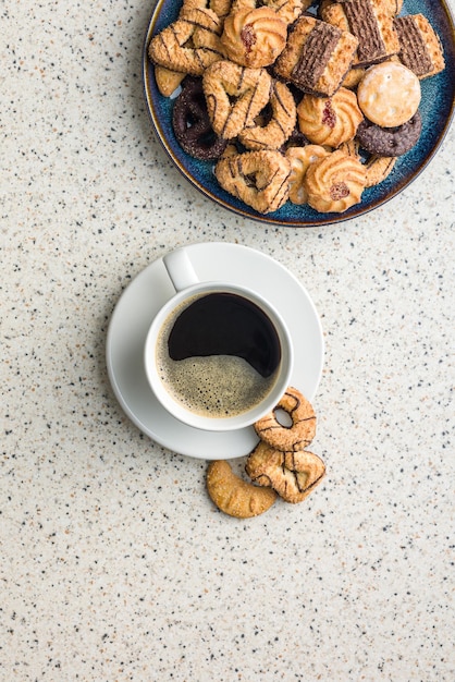 Vari biscotti dolci e tazza di caffè Visto dall'alto