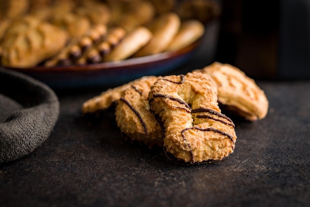 Vari biscotti dolci sul tavolo nero