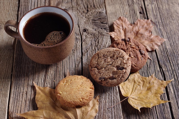 Vari biscotti e caffè