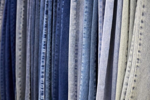 Vari blue jeans su un appendiabiti nel negozio di vestiti