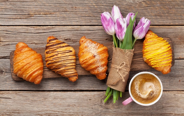 Vari croissant e caffè