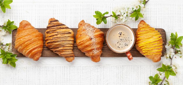 Vari croissant e caffè